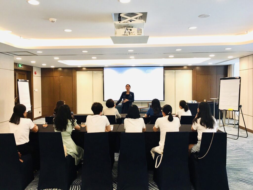 KHÁCH SẠN FOUR POINTS BY SHERATON ĐÀ NẴNG ĐÀO TẠO NGHIỆP VỤ LỄ TÂN CHO ĐOÀN CÁN BỘ GIÁO DỤC VÀ ĐÀO TẠO